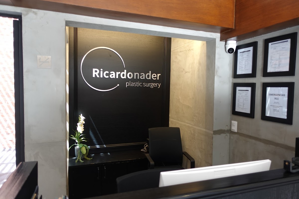 Cirugía Plástica Orgánica by Ricardo Nader